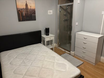 Lovely Double Ensuite Room Main Photo