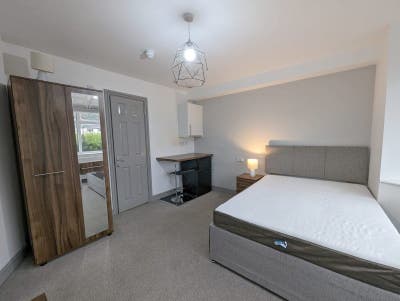 ** New Large Modern Double Room - No Bills To Pay! Main Photo