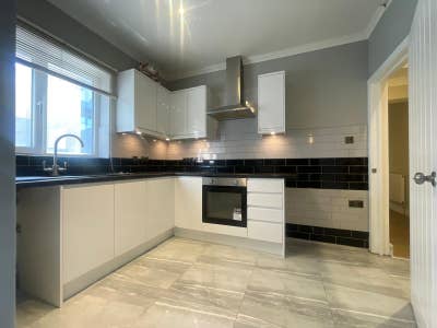 3 Bedroom Flat in Hanwell, W7 Main Photo