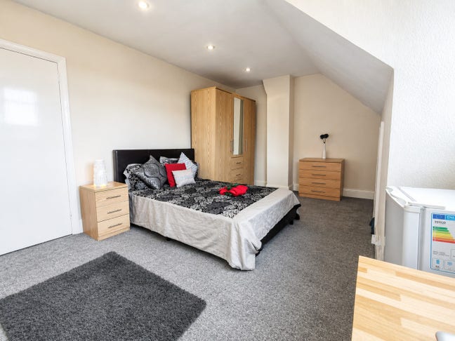 Extra Large Double Room in Town Centre Main Photo