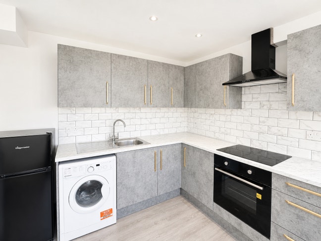 Spacious Furnished En-Suite Room with Kitchenette  Main Photo