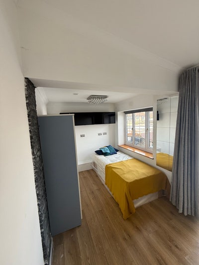 Single room in a 2 bedroom flat  Main Photo