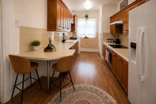 Two bedroom fllat, one bath free parking grd floor Main Photo