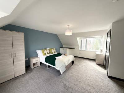 Modern Double Ensuite, Barrel Ln., Doncaster Main Photo