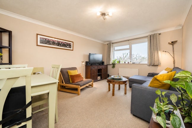 Larger than most 1 bed flat in Chiswick  Main Photo