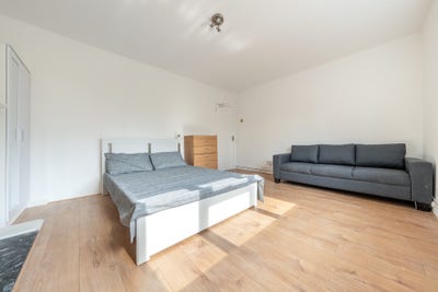 ✨ Live in the Heart of Old Street – 2 Rooms Availa Main Photo