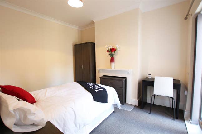 Room 1 ,Whitworth  Road Main Photo