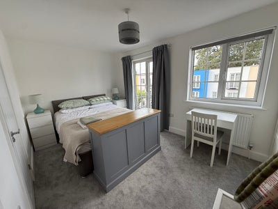 Large house, en-suites, parking, lounge, garden  Main Photo