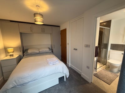 Large house, en-suites, parking, lounge, garden  Main Photo