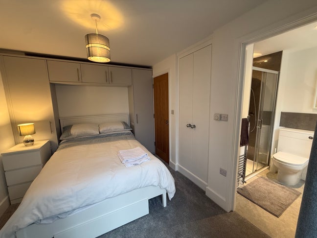 Large house, en-suites, parking, lounge, garden  Main Photo