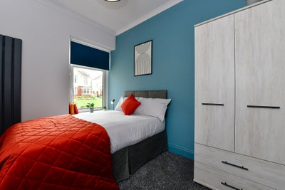 Stylish Large Room | Bills Inc | M4 Briton Ferry📍 Main Photo