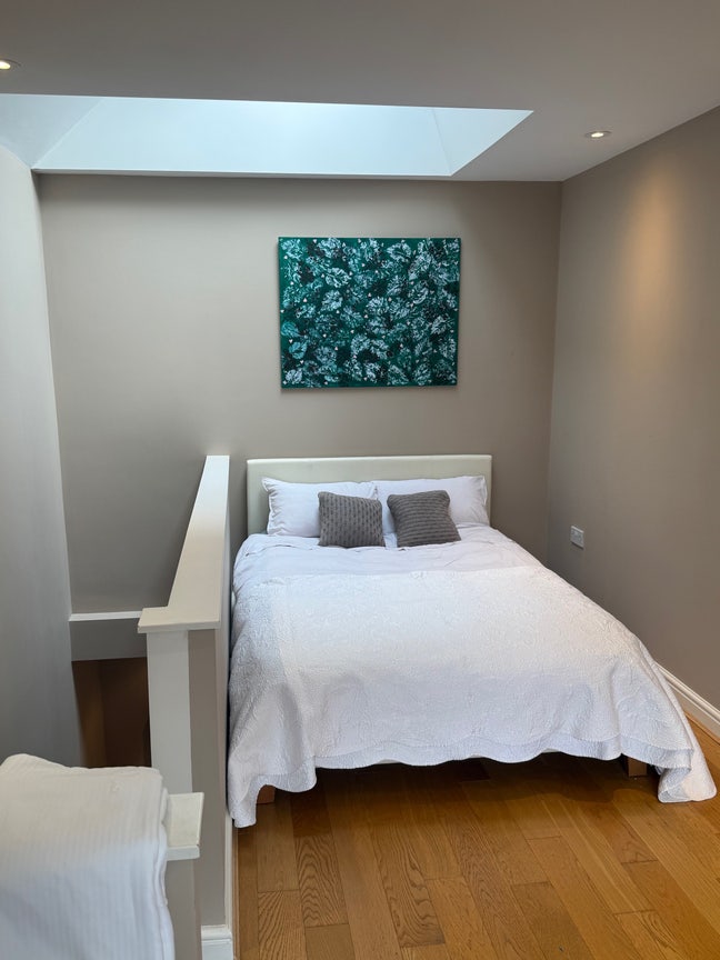 Spacious en suite entire floor to yourself  Main Photo