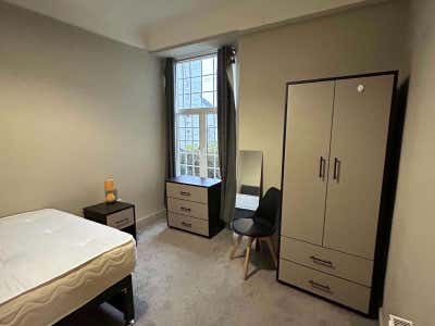 Bright Double Room - Edgcumbe Avenue, Newquay Main Photo