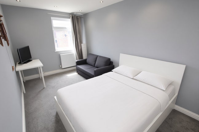 🌿Bright Rooms with Garden Access – Zone 1🌿 Main Photo