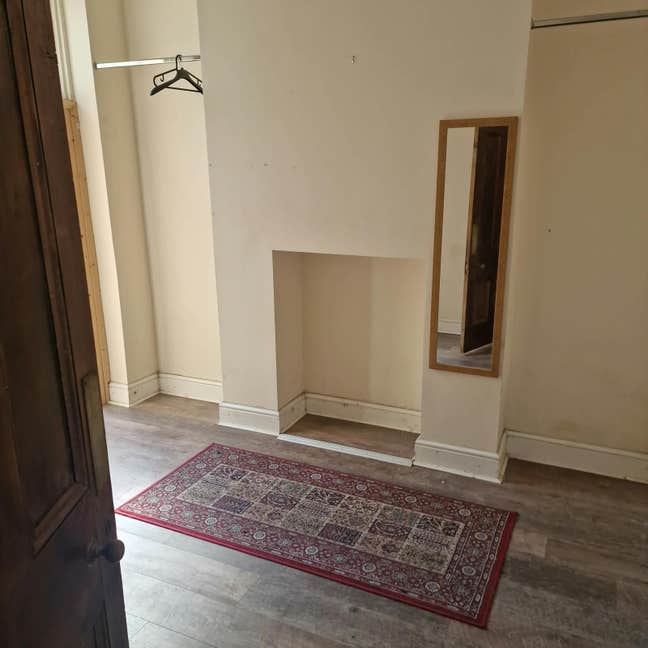 Unfurnished double and small office Main Photo