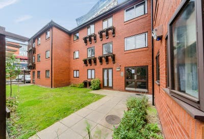 Luxury Double in Gorgeous Canal Side Apartment Main Photo