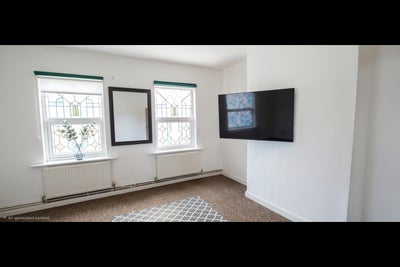 Large Double Room with Air Conditioning — Leagrave Main Photo