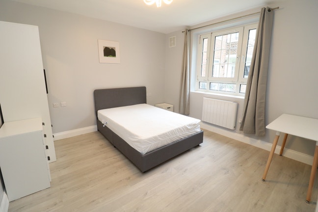 Modern 3 Beds Flat in E1 - 2 Rooms Available ! Main Photo