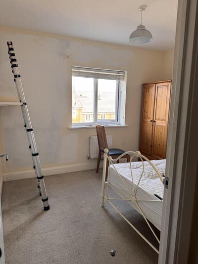 Double bedroom in family home.  Shared bathroom Main Photo