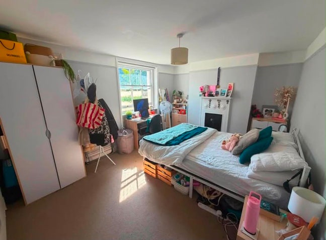Spacious double room in sociable house Main Photo