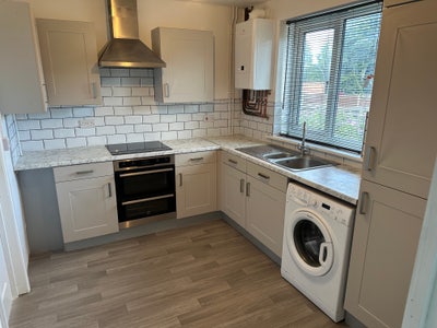 Refurbished 4 rooms in house available to rent Main Photo