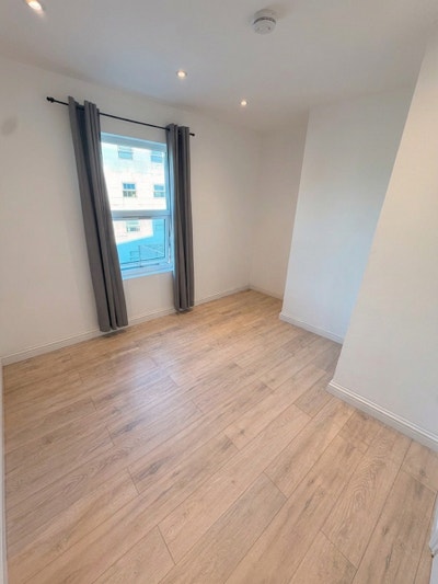 Large Double Rooms - All Bills Included - 0 Deposi Main Photo