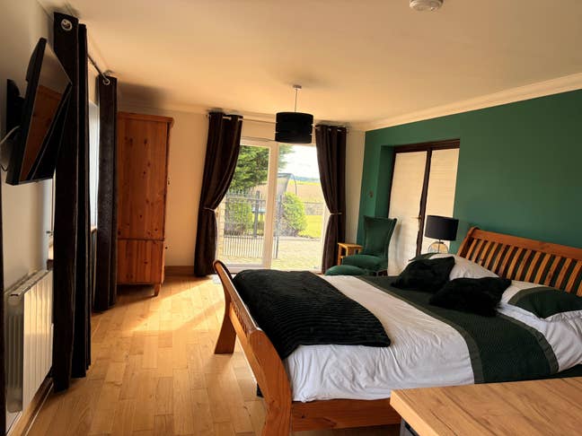 Self contained studio apartment Main Photo