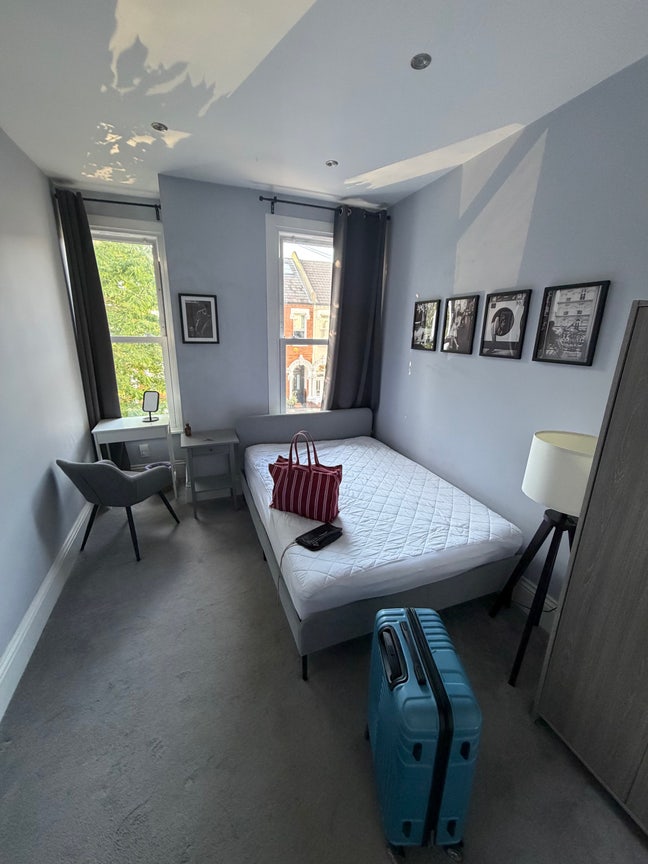 Double room in flat just off Clapham Common. Main Photo