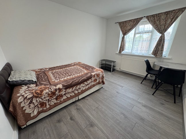 Newly refurbished Spacious Studio Flat in HARROW H Main Photo