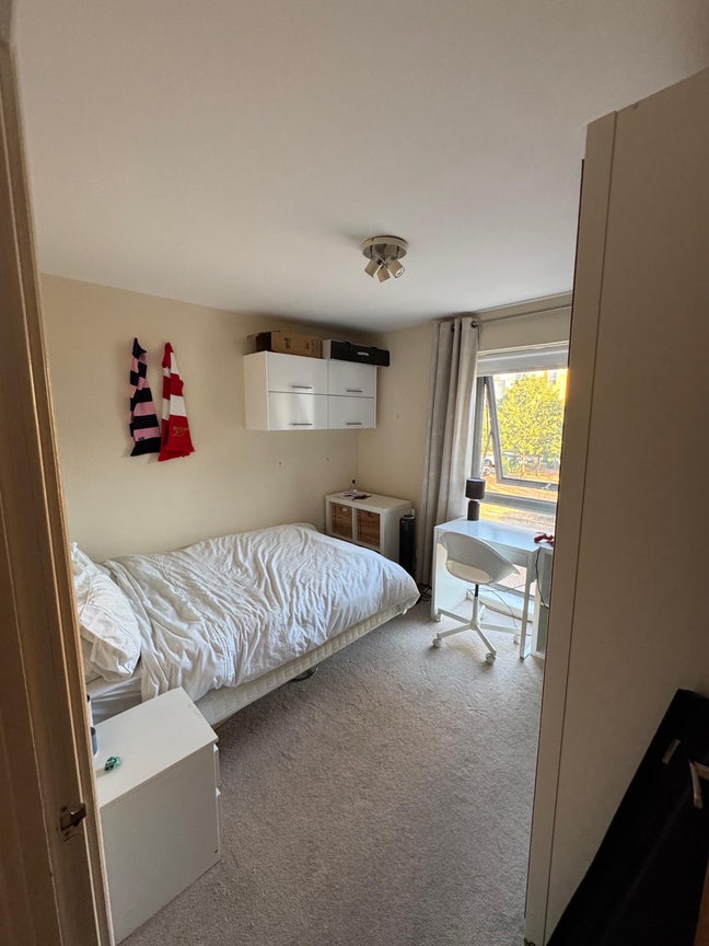 Double Room with Private Bathroom in Modern Flat Main Photo