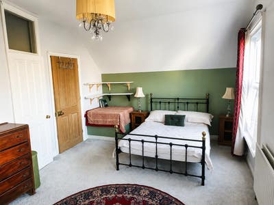 Large double with En suite & Walk-in wardrobe Main Photo