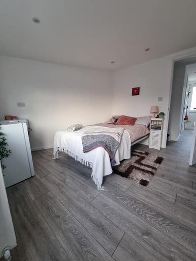 Modern private en-suite double room  Main Photo