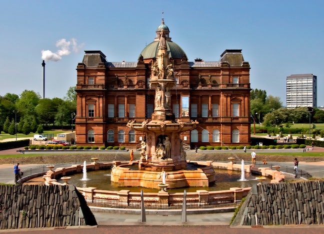 Spacious apartment facing Glasgow Green park  Main Photo