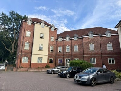 Stunning 2 Bed Flat with Parking  Main Photo
