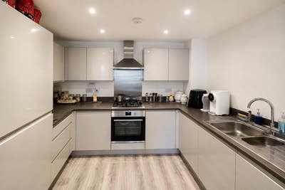 Modern Furnished Double Room – Close to station Main Photo