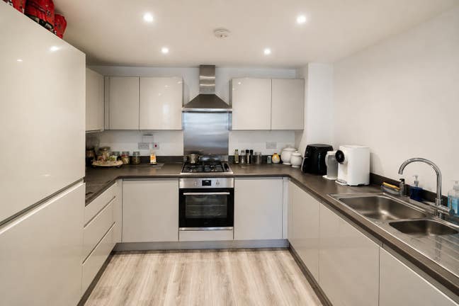 Modern Furnished Double Room – Close to station Main Photo