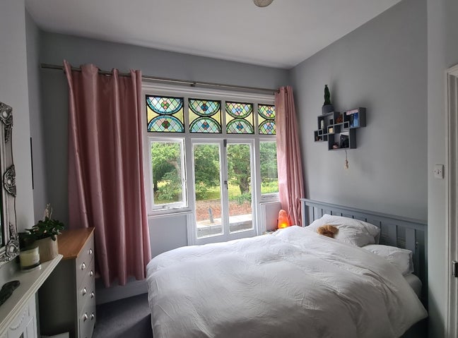 Two rooms in 3 bed flat, in Hampton Hill Main Photo