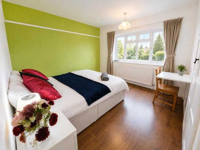 Fully  furnished  large  double  room Main Photo