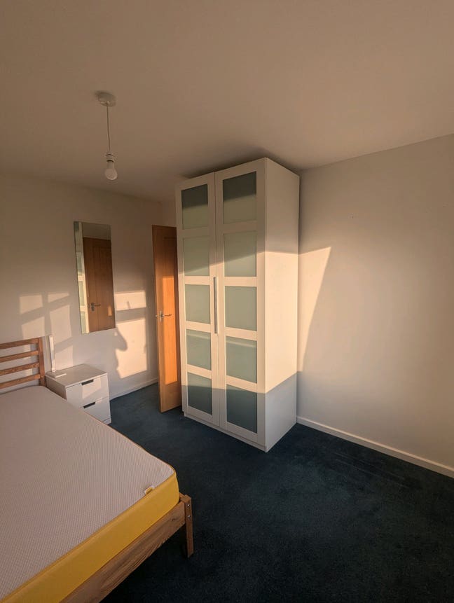 Large Comfortable Double Room in Engineers house Main Photo