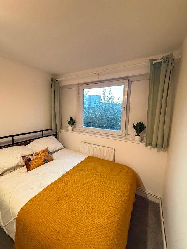 🏡 2 Double Rooms Available - Next to Mile end  Main Photo