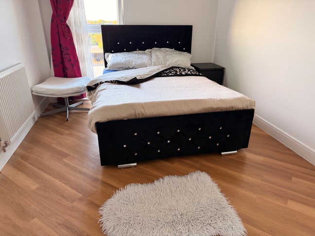 Spacious 2 double bedroom in a 2 bedroom apartment Main Photo