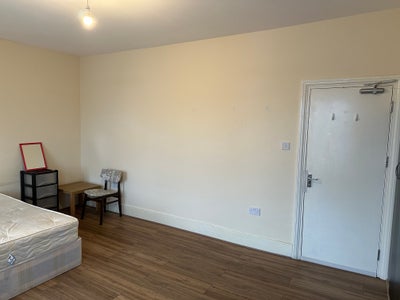 3 x Double and 2 x Single Room to Let Main Photo