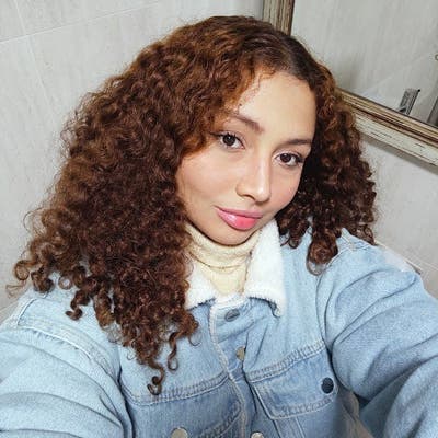 Professional Female seeks a single or double room Main Photo