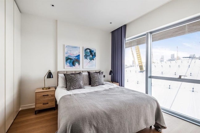 En suite double room - Penthouse flat beside O2 Main Photo