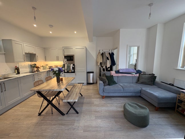 Double room in friendly Southville 2-bed Main Photo