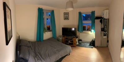 Spacious room in a clean, peaceful flat Main Photo