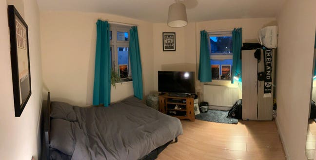 Spacious room in a clean, peaceful flat Main Photo