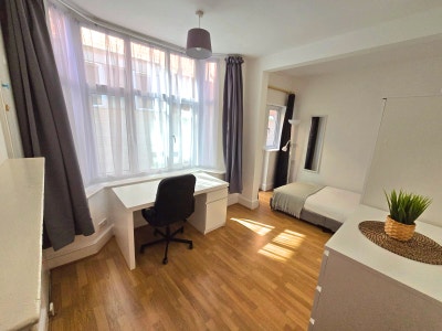 🏡 Spacious Double Bedroom in The Polygon Main Photo