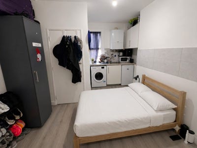 Furnished studio Flat to rent in GREAT location  Main Photo