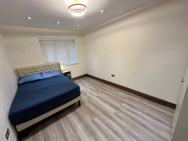 Spacious Double Room – Near Wallington High School Main Photo